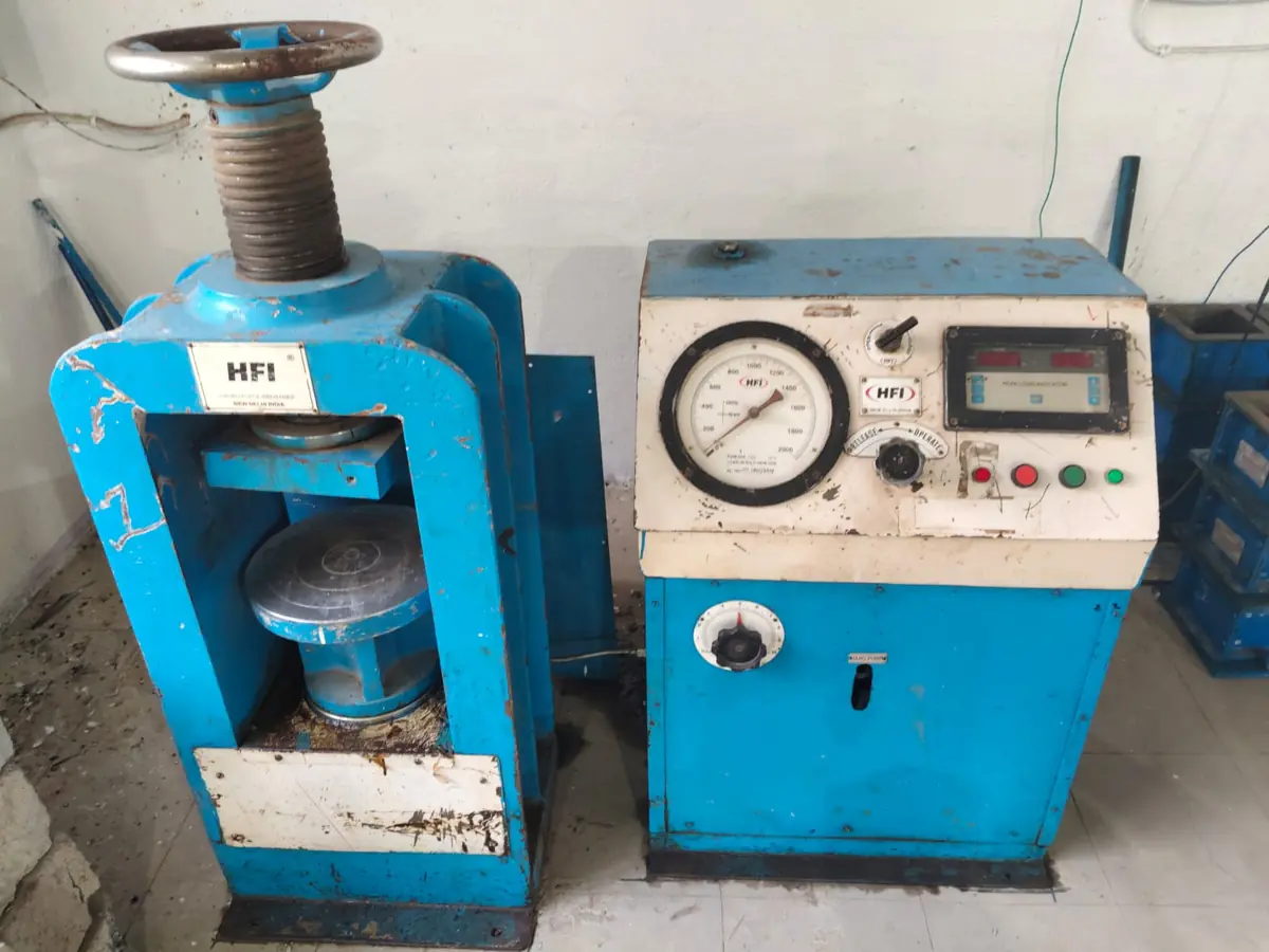 Soil testing apparatus for liquid limit and plastic limit checks