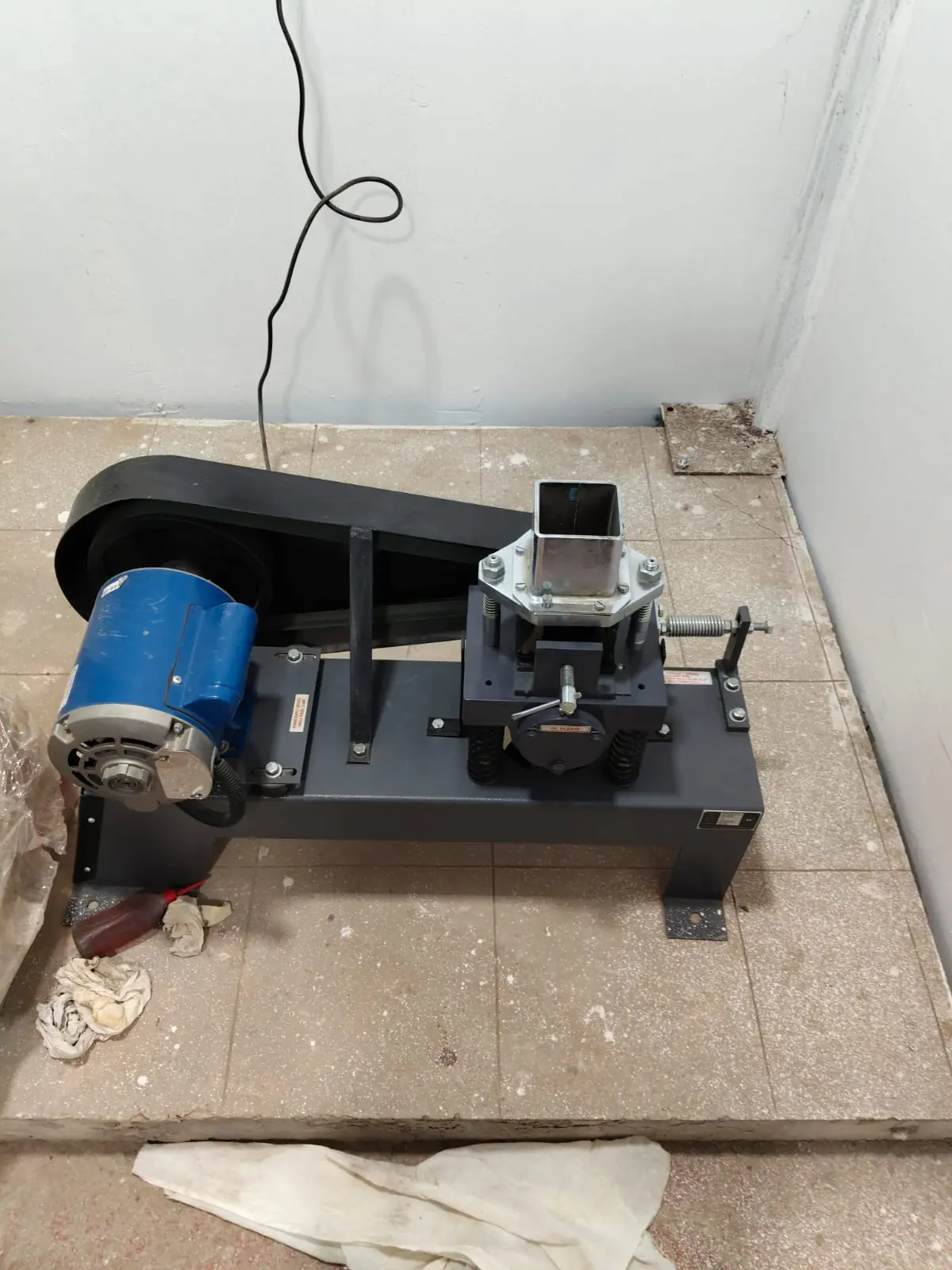Universal testing machine (UTM) for steel reinforcement tensile check