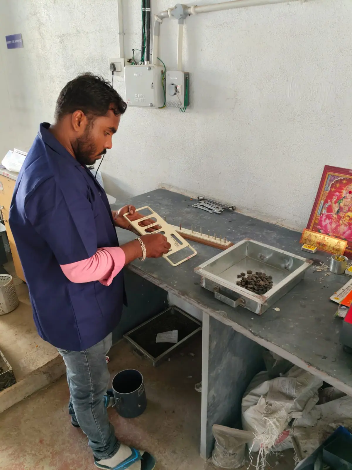 Advanced non-destructive testing (NDT) rebound hammer apparatus